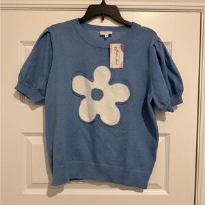 Annie Light Blue Short Sleeve Sweater with White Daisy